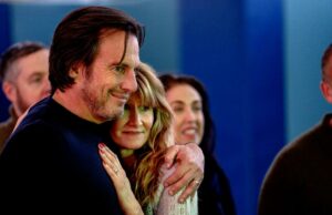 Em ‘Isso está ligado?’ um pai abandonado encontra um novo capítulo no stand-up. A esposa dele é fã Em 'Isso está ligado?' um pai abandonado encontra um novo capítulo no stand-up. A esposa dele é fã