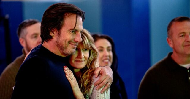 Em 'Isso está ligado?' um pai abandonado encontra um novo capítulo no stand-up. A esposa dele é fã
