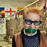 A professora aposentada Nina Synyakivych sabe que as redes de camuflagem feitas por sua equipe de voluntários salvam vidas.