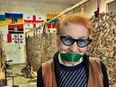 Em campo aberto, o soldado não tinha onde se esconder. Então ele se tornou invisível A professora aposentada Nina Synyakivych sabe que as redes de camuflagem feitas por sua equipe de voluntários salvam vidas.