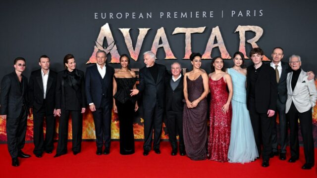 Em meio a terremotos na indústria, James Cameron saúda a Em meio a terremotos na indústria, James Cameron saúda a cultura cinematográfica da França na estreia de 'Avatar: Fogo e Cinzas' em Paris, presta homenagem a Jon Landau e critica a IA generativa: 'Não estamos substituindo atores'