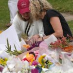 Quatorze das vítimas do ataque de Bondi (sentido horário a partir do canto superior esquerdo): Rabino Eli Schlanger, Dan Elkayam, Matilda, Rabino Yaakov Levitan, Boris e Sofia Gurman, Edith Brutman, Adam Smyth, Boris Tetleroyd, Marika Pogany, Peter Meagher, Alex Kleytman, Tibor Weitzen, Reuven Morrison.