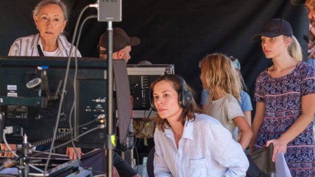 Embeth Davidtz sobre recusar 'Safe' de Todd Haynes, fazendo sua Embeth Davidtz sobre recusar 'Safe' de Todd Haynes, fazendo sua estreia como diretora aos 60 anos e por que ela 'detestava' atuar