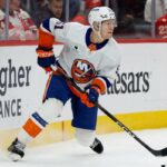 Emil Heineman patina com o disco durante a derrota dos Islanders para os Red Wings em 16 de dezembro de 2025.