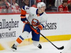 Emil Heineman surge como um contribuidor surpresa para os ilhéus com grandes nomes Emil Heineman patina com o disco durante a derrota dos Islanders para os Red Wings em 16 de dezembro de 2025.