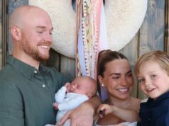 Emilie Kiser oferece uma primeira olhada no marido Brady Kiser após a morte do filho Trigg Estrelas decoram para os feriados de 2025 Khloe Kardashian Selena Gomez e mais celebridades Casas festivas Khloe Kardashian lidera