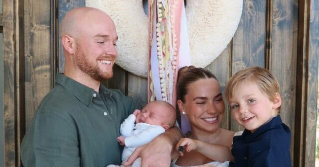 Emilie Kiser oferece uma primeira olhada no marido Brady Kiser Estrelas decoram para os feriados de 2025 Khloe Kardashian Selena Gomez e mais celebridades Casas festivas Khloe Kardashian lidera