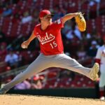 O arremessador do Cincinnati Reds, Emilio Pagan (15), arremessa com alívio contra o St.