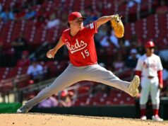 Emilio Pagan renova contrato com os Reds por dois anos e US$ 20 milhões O arremessador do Cincinnati Reds, Emilio Pagan (15), arremessa com alívio contra o St.