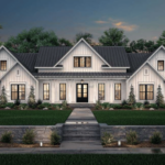 Empreiteiro de Ankeny condenado à prisão após jogar fora o dinheiro dos clientes. Grande casa branca moderna em estilo de fazenda com telhado de metal preto, janelas simétricas, jardim paisagístico e passarela de pedra ao entardecer.