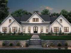 Empreiteiro da Ankeny condenado à prisão após jogar fora o dinheiro dos clientes Empreiteiro de Ankeny condenado à prisão após jogar fora o dinheiro dos clientes. Grande casa branca moderna em estilo de fazenda com telhado de metal preto, janelas simétricas, jardim paisagístico e passarela de pedra ao entardecer.