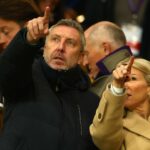 Harry Amass com uniforme roxo do Sheffield Wednesday