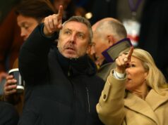 Emprestado do Man Utd manda mensagem para Jason Wilcox com exibição, 14 duelos vencidos e 17 contribuições defensivas Harry Amass com uniforme roxo do Sheffield Wednesday