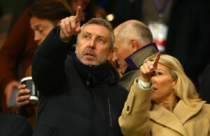 A decisão implacável de Jason Wilcox no prazo final de transferência mostrou que o Man Utd está sendo sensatamente cauteloso Harry Amass com uniforme roxo do Sheffield Wednesday