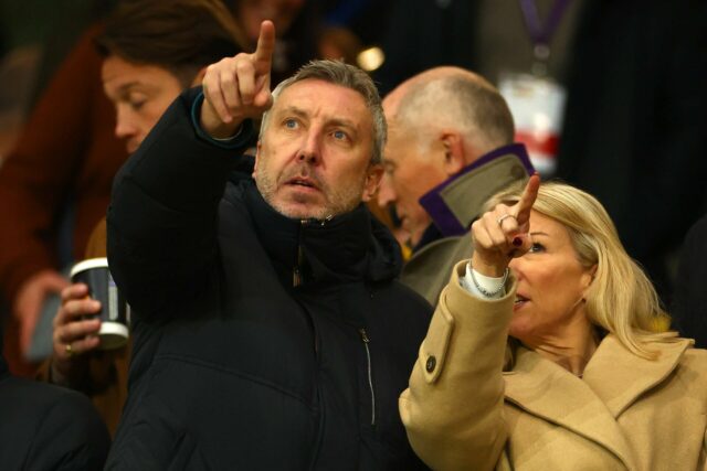 Emprestado do Man Utd manda mensagem para Jason Wilcox com Harry Amass com uniforme roxo do Sheffield Wednesday