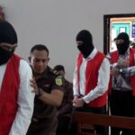 Encanador pede desculpas por ações durante julgamento de tiroteio em Bali