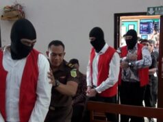 Encanador pede desculpas por ações durante julgamento de tiroteio em Bali Encanador pede desculpas por ações durante julgamento de tiroteio em Bali