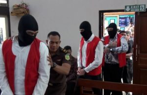 Encanador pede desculpas por ações durante julgamento de tiroteio em Bali Encanador pede desculpas por ações durante julgamento de tiroteio em Bali