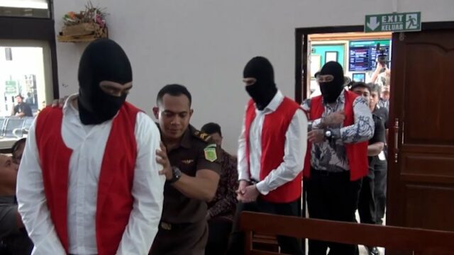 Encanador pede desculpas por ações durante julgamento de tiroteio em Bali
