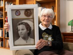 Enfermeira centenária da Marinha relembra o ataque a Pearl Harbor A ex-enfermeira da Marinha da Segunda Guerra Mundial Alice Darrow, 106, de Danville, é recebida pelo primeiro oficial de seu voo de Honolulu, Peter Vanpelt, no Aeroporto Internacional de Oakland na sexta-feira, 5 de dezembro de 2025. Um total de 2.403 americanos foram mortos, e seu marido Dean Darrow foi ferido, mas sobreviveu depois que uma bala foi removida de seu coração. (Cortesia de Chris Smith)