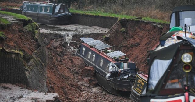 Enorme buraco na Inglaterra engole barcos de canal
