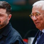 O presidente do Conselho Europeu, Antonio Costa, à direita, caminha com o presidente da Ucrânia, Volodymyr Zelenskyy