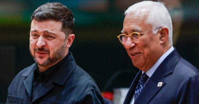 O presidente do Conselho Europeu, Antonio Costa, à direita, caminha com o presidente da Ucrânia, Volodymyr Zelenskyy