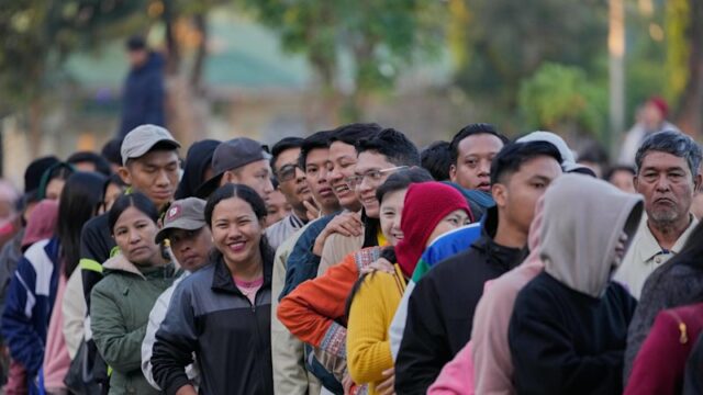 Enquanto alguns boicotam a eleição falha de Mianmar, outros esperam Militares nas ruas de Yangon.