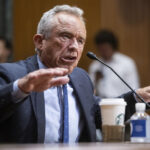 Demetre Daskalakis fala com repórteres enquanto trabalhadores e apoiadores se reúnem para a saída de líderes científicos nos Centros de Controle e Prevenção de Doenças, fora da sede do CDC, quinta-feira, 28 de agosto de 2025, em Atlanta. (Foto AP / Ben Gray)