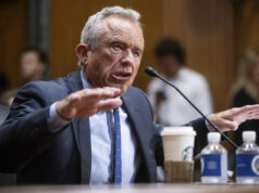 Enquanto os cientistas correm para estudar a propagação do sarampo nos EUA, Kennedy desvenda ganhos duramente conquistados Demetre Daskalakis fala com repórteres enquanto trabalhadores e apoiadores se reúnem para a saída de líderes científicos nos Centros de Controle e Prevenção de Doenças, fora da sede do CDC, quinta-feira, 28 de agosto de 2025, em Atlanta. (Foto AP / Ben Gray)