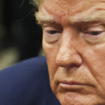 MIAMI, FL - 18 DE NOVEMBRO: Editor e redator do New York Times, Bari Weiss é visto no palco durante o segundo dia da Feira do Livro de Miami apresentada pelo Miami Dade College, Wolfson Campus em 18 de novembro de 2019 em Miami, Flórida. (Foto de Alberto E. Tamargo/Sipa EUA)(Sipa via AP Images)