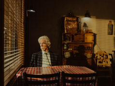 Episódio 4 da 2ª temporada de ‘Landman’: momentos mais loucos e questões candentes, de um colapso no cemitério a uma surpreendente conexão bêbada Sam Elliott as T.L. in Landman episode 4, season 2, streaming on Paramount+. Photo Credit: Emerson Miller/Paramount+