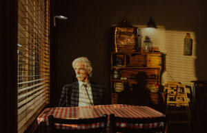 Episódio 4 da 2ª temporada de ‘Landman’: momentos mais loucos e questões candentes, de um colapso no cemitério a uma surpreendente conexão bêbada Sam Elliott as T.L. in Landman episode 4, season 2, streaming on Paramount+. Photo Credit: Emerson Miller/Paramount+