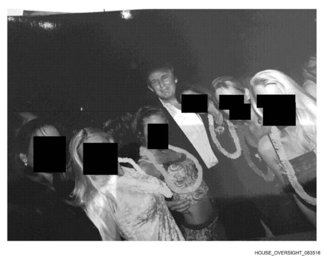 Epstein manteve fotos de Trump, mulheres jovens e brinquedos sexuais Desenho animado de Clay Bennett