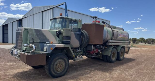 Equipamento caseiro de combate a incêndios de produtor de grãos passa por teste de incêndio
