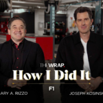 Joseph Kosinski conversa com Brad Pitt na pista durante as filmagens