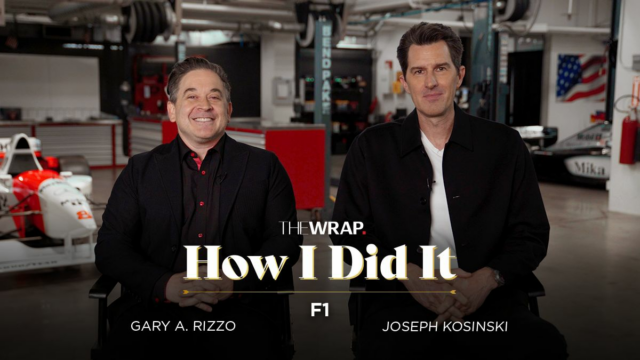 Joseph Kosinski conversa com Brad Pitt na pista durante as filmagens 