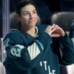 Hilary Knight, do Seattle Torrents, agradecendo aos torcedores durante um jogo no início desta temporada, marcou um gol de power play na vitória em casa por 2 a 1 sobre o Sirens em 3 de dezembro de 2025.