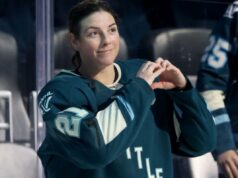 Equipe de expansão da PWHL obtém primeira vitória da história ao derrotar Sirens Hilary Knight, do Seattle Torrents, agradecendo aos torcedores durante um jogo no início desta temporada, marcou um gol de power play na vitória em casa por 2 a 1 sobre o Sirens em 3 de dezembro de 2025.