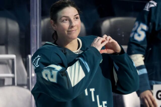 Hilary Knight, do Seattle Torrents, agradecendo aos torcedores durante um jogo no início desta temporada, marcou um gol de power play na vitória em casa por 2 a 1 sobre o Sirens em 3 de dezembro de 2025.