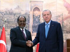 Erdogan, da Turquia, chama o reconhecimento de Israel da Somalilândia de ‘inaceitável’ Somalis pisam em uma imagem rasgada do primeiro-ministro israelense, Benjamin Netanyahu, durante uma manifestação depois que Israel se tornou o primeiro país a reconhecer formalmente a autoproclamada República da Somalilândia