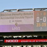 Jean-Philippe Mateta sofre falta de Leny Yoro, o que resultou em pênalti durante a partida da Premier League entre Crystal Palace e Manchester United em Selhurst Park em 2025, em Londres, Inglaterra.