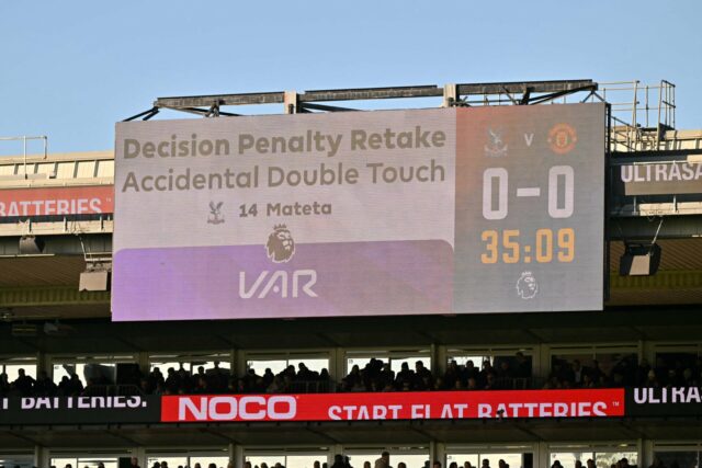 Jean-Philippe Mateta sofre falta de Leny Yoro, o que resultou em pênalti durante a partida da Premier League entre Crystal Palace e Manchester United em Selhurst Park em 2025, em Londres, Inglaterra.
