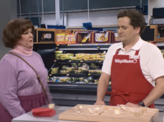 Esboço de amostra grátis do SNL mostra Melissa McCarthy cruzando os limites de Jeremy Culhanes mulher de suéter roxo fica ao lado de homem de camisa branca e avental vermelho