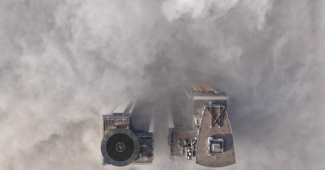 Escolas são orientadas a manter as crianças dentro de casa enquanto neblina poluída envolve a capital da Bósnia
