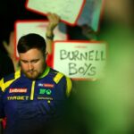 O jogador de dardos Luke Littler observa enquanto é apresentado à multidão.