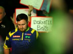 Escolhas do Dia 1 do Campeonato Mundial de Dardos do PDC: previsão de Luke Littler x Darius Labanauskas O jogador de dardos Luke Littler observa enquanto é apresentado à multidão.