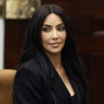 WASHINGTON, DC - 25 DE ABRIL: A estrela de reality shows e empresária Kim Kardashian participa de uma mesa redonda sobre a reforma da justiça criminal organizada pela vice-presidente Kamala Harris na Sala Roosevelt na Casa Branca em 25 de abril de 2024 em Washington, DC. A reunião incluiu quatro das dezesseis pessoas que foram condenadas por delitos não violentos de drogas no passado e receberam clemência do presidente Joe Biden no início desta semana. (Foto de Chip Somodevilla/Getty Images)