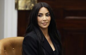 Especialistas alertam contra aconselhamento médico de influenciadores WASHINGTON, DC - 25 DE ABRIL: A estrela de reality shows e empresária Kim Kardashian participa de uma mesa redonda sobre a reforma da justiça criminal organizada pela vice-presidente Kamala Harris na Sala Roosevelt na Casa Branca em 25 de abril de 2024 em Washington, DC. A reunião incluiu quatro das dezesseis pessoas que foram condenadas por delitos não violentos de drogas no passado e receberam clemência do presidente Joe Biden no início desta semana. (Foto de Chip Somodevilla/Getty Images)