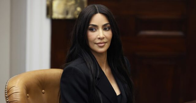 WASHINGTON, DC - 25 DE ABRIL: A estrela de reality shows e empresária Kim Kardashian participa de uma mesa redonda sobre a reforma da justiça criminal organizada pela vice-presidente Kamala Harris na Sala Roosevelt na Casa Branca em 25 de abril de 2024 em Washington, DC. A reunião incluiu quatro das dezesseis pessoas que foram condenadas por delitos não violentos de drogas no passado e receberam clemência do presidente Joe Biden no início desta semana. (Foto de Chip Somodevilla/Getty Images)